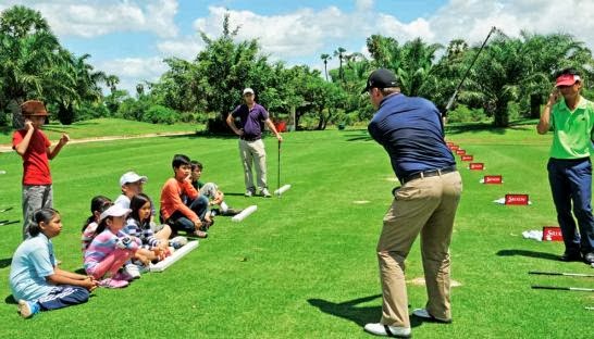 David Baron holds a coaching session for local children at Angkor Golf Resort in Siem Reap. PHOTO SUPPLIED