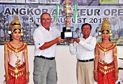  Don Bland of the US (second left) receives the trophy from Siem Reap Governor Suo Phirin after winning the 2011 Angkor Amateur Open by eight shots yesterday at the Angkor Golf Resort in Siem Reap. Photo Supplied
