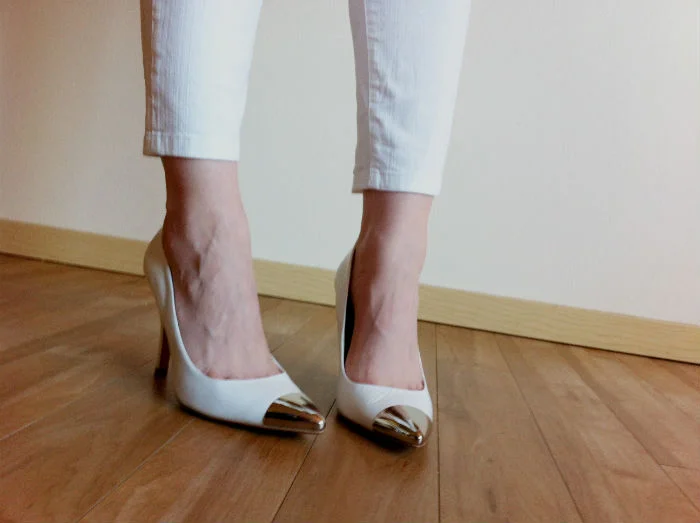 white-heels-metallic-toe-white-skinny-jeans.jpg.jpg