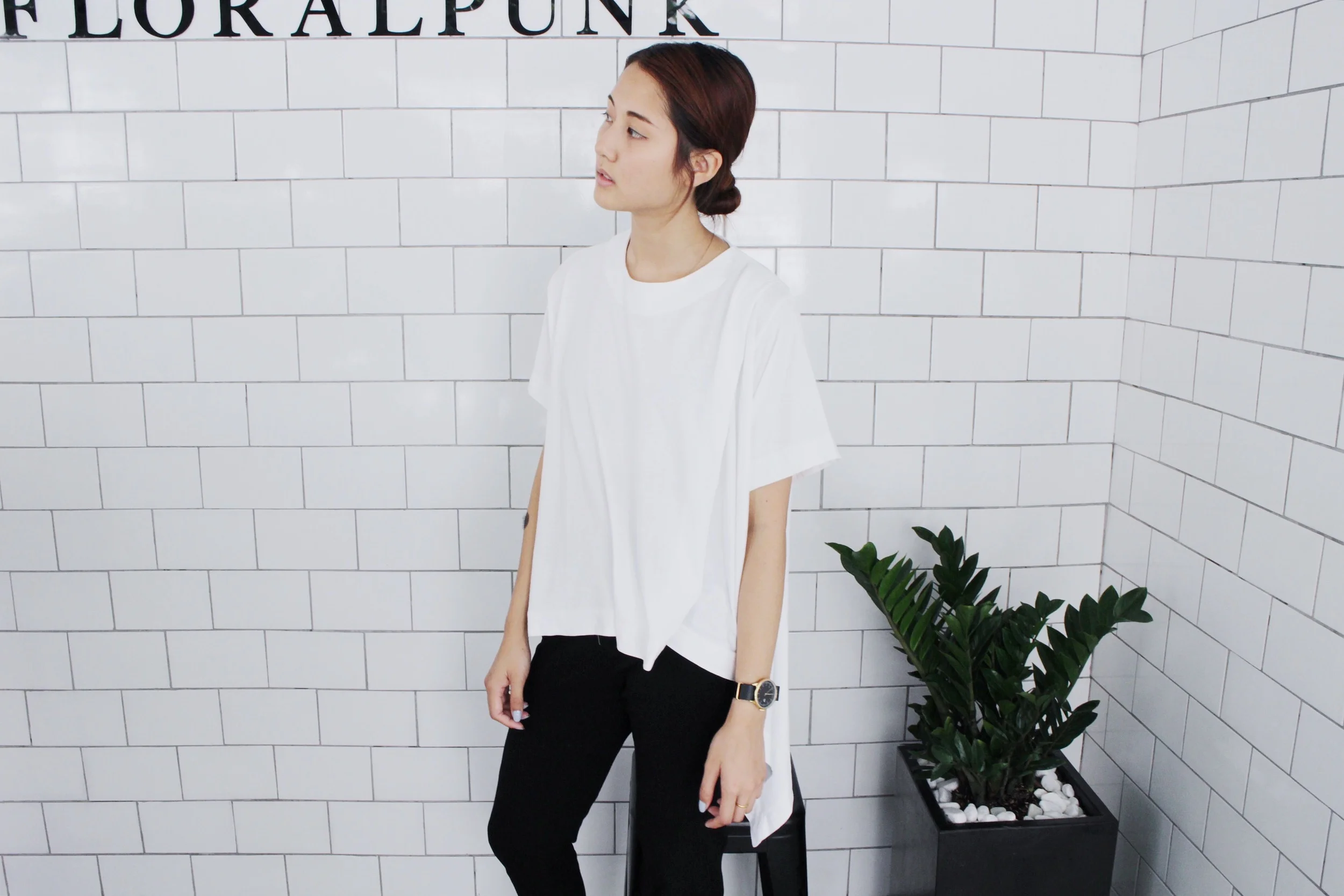 I love this top to death even though it was pain in the ass to iron it this morning !!! It falls really nicely and it's perfect for layering !