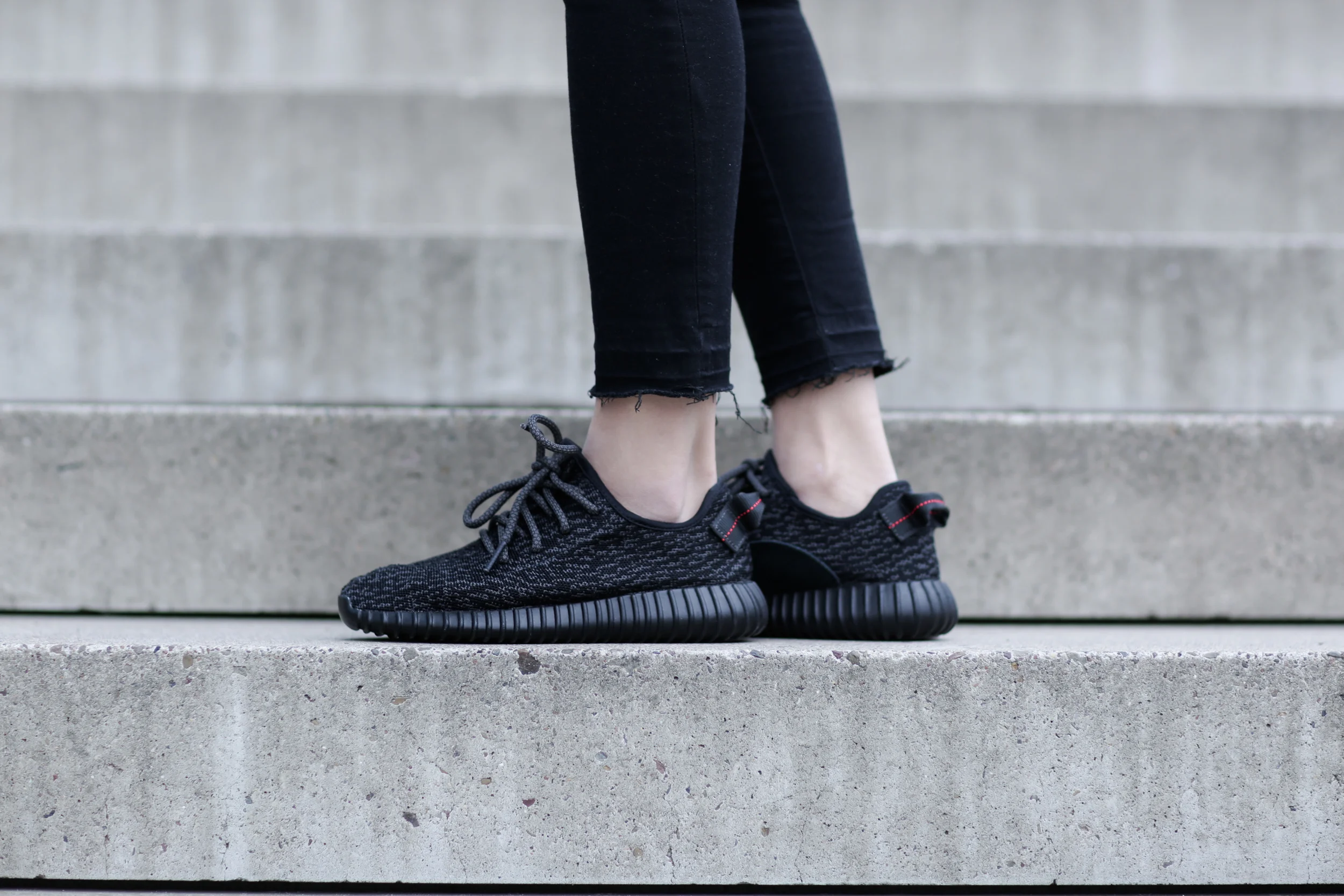 yeezy 350 black outfit
