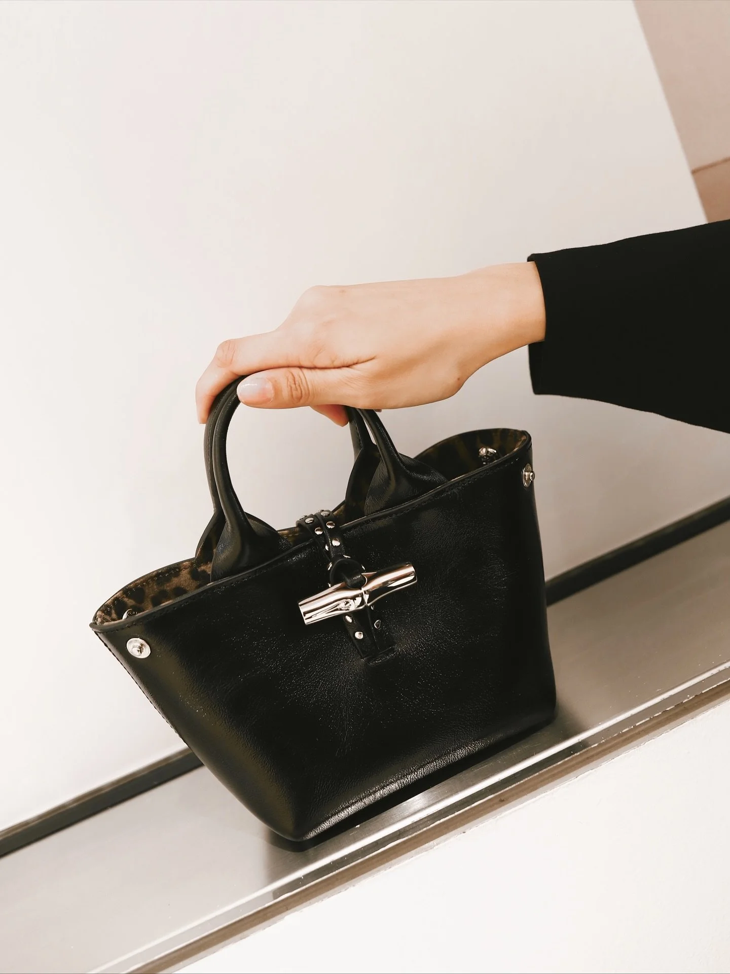 A classic handle, metal clasp, leopard whisper—my quiet statement. From the bestseller I wore to school to today’s Le Roseau XS, @longchamp has recaptured my heart. At this age, I’m choosing pieces that are convenient yet chic at th