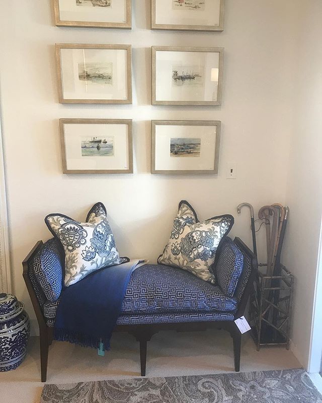 New in the showroom ... this gorgeous bench from @hickorywhite_furniture with #annafrench fabric. Pillows are @scalamandre fabric. Throw is @johannahowardhome.