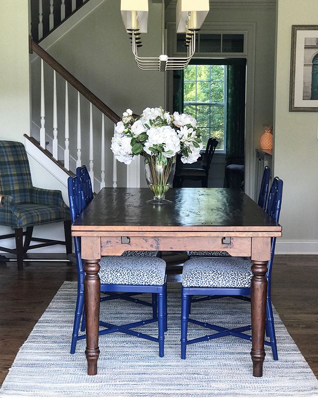We love to mix traditional design with pops of color and pattern. These navy blue Jardin side chairs from @bungalow5 were the perfect accent for this @mackenziedowfurniture table. Bonus - the @duralee navy/white leopard fabric is indoor/outdoor which