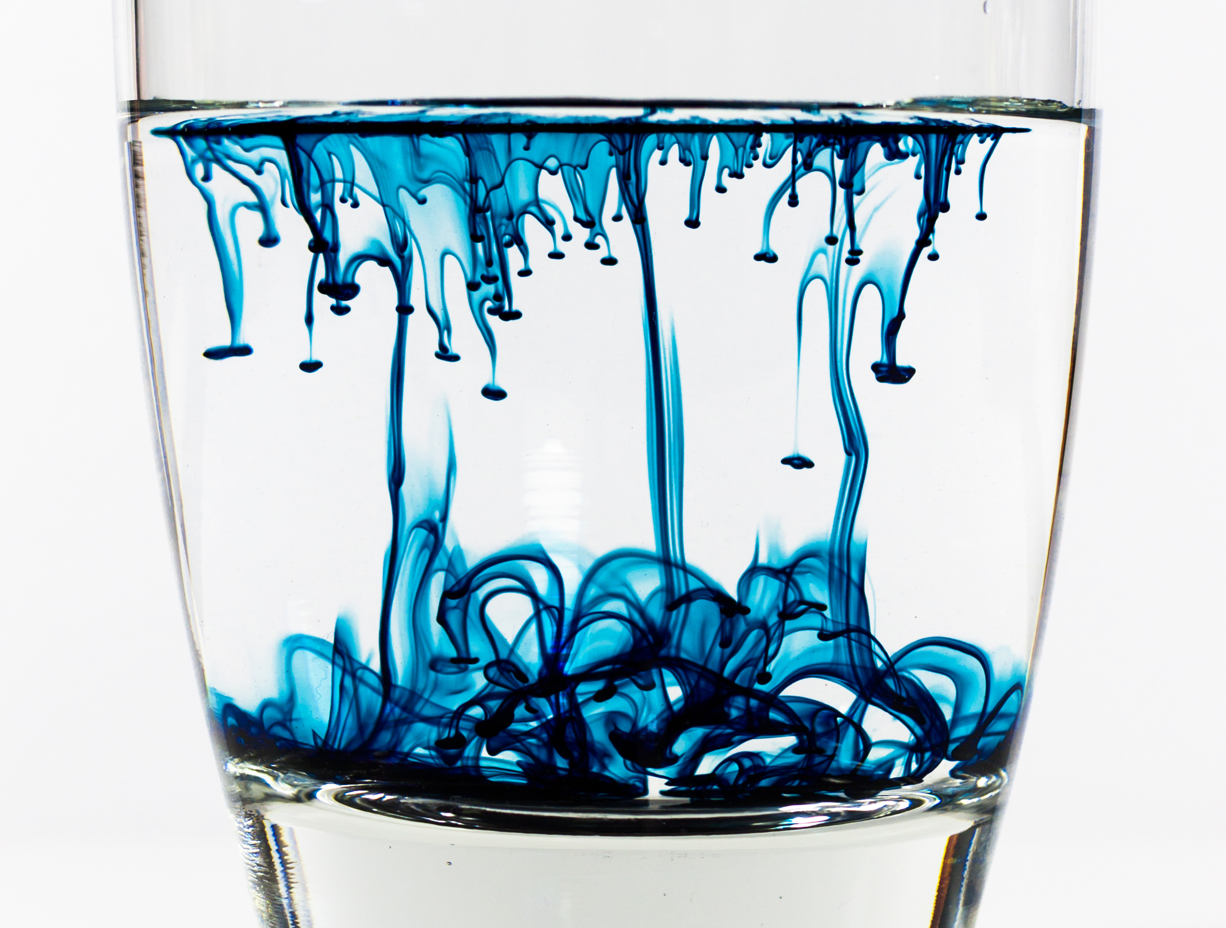 Реакция в стакане воды. Стакан с разноцветной водой. Стакан с жидкостью. Краска в бокале с водой. Вода растворяет краску.