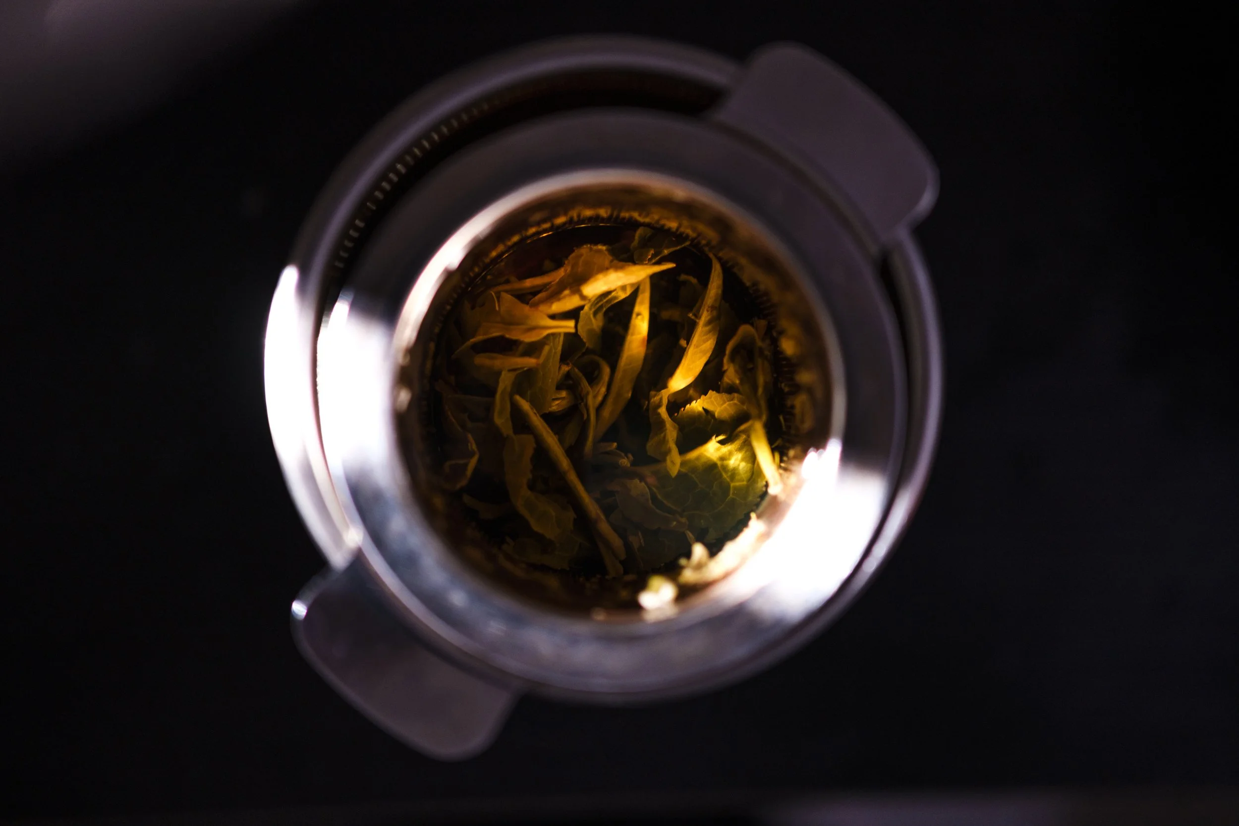 Black Tea Green Steeping Oolong Cup With Strainer Write Lighting.jpg