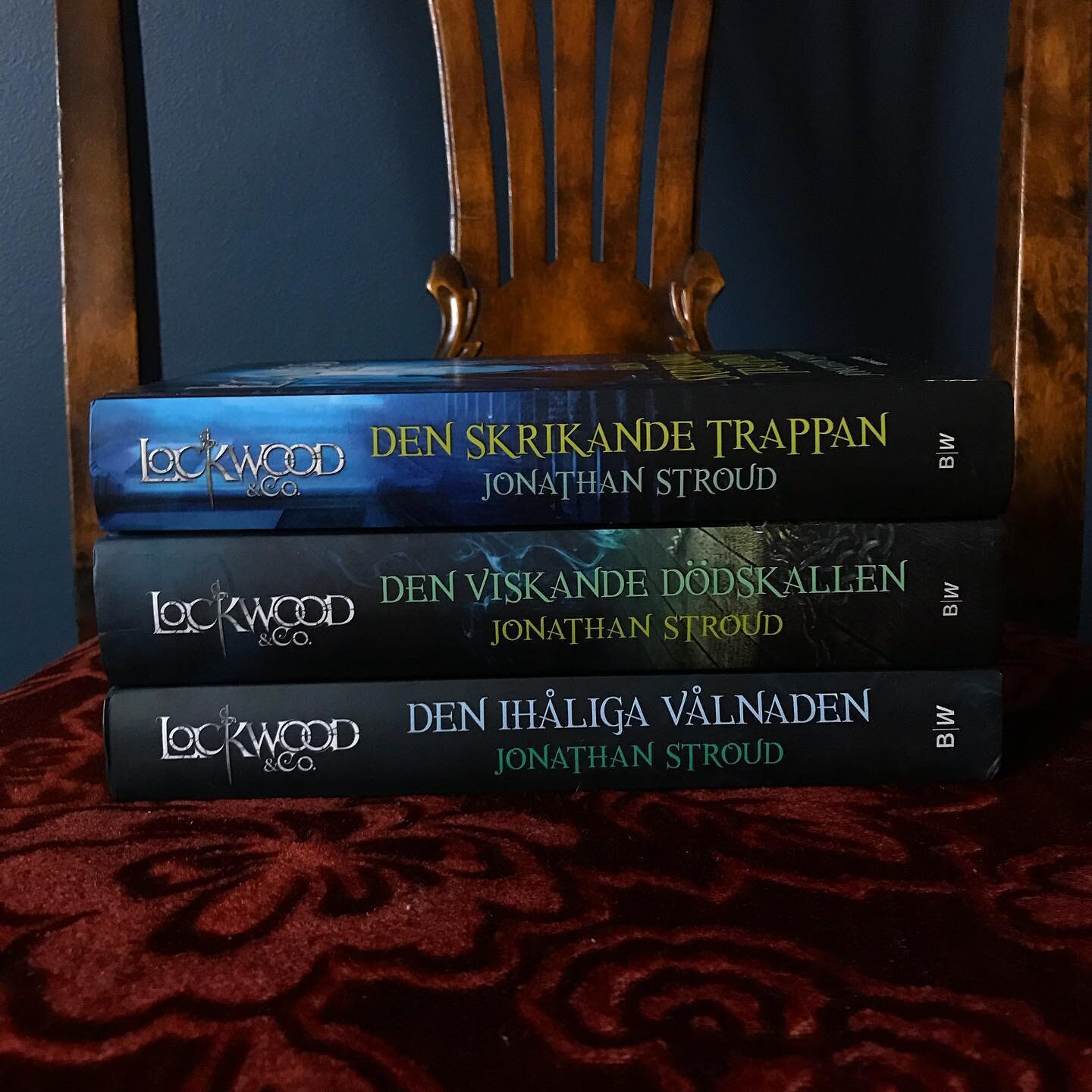 Har bara l&auml;st f&ouml;rsta boken men den var s&aring; bra s&aring; har skaffat de tv&aring; n&auml;stf&ouml;ljande ocks&aring;! S&aring; detta f&aring;r bli mitt bidrag till @fantastikathon bildutmaning idag.
.
#fantastikathonserie #lockwoodandco