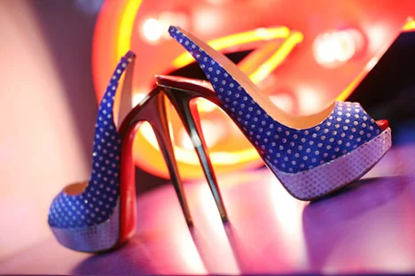 dzn_Christian-Louboutin-Mount-Street-Window-by-Studio-XAG-6.jpg