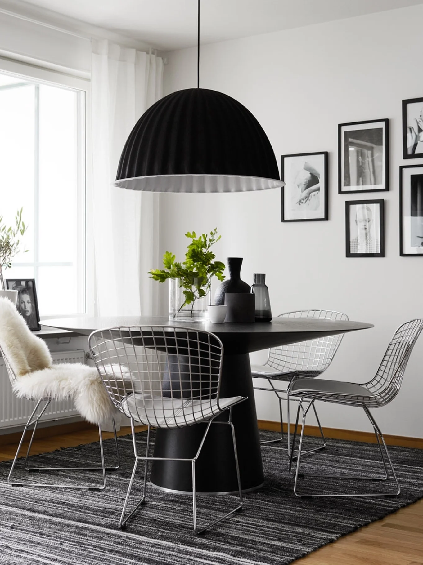 JM DISPLAY asymmetrical monochrome dining