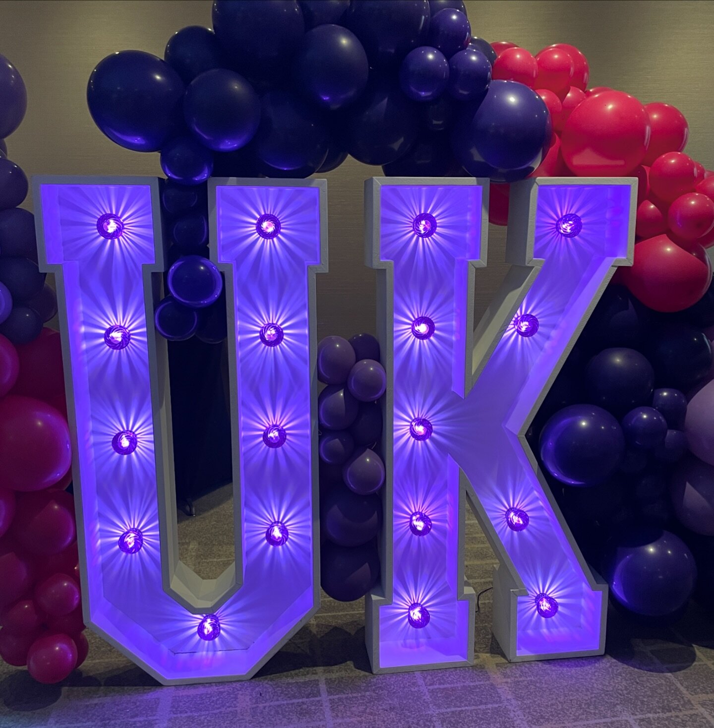 All the sparkles for @clarionevents with our pals @lightuplovelondon providing the letters for us to dress.
.
.
#conferences
#conferenceroom 
#londonevents
#lightupletters 
#londonballoons