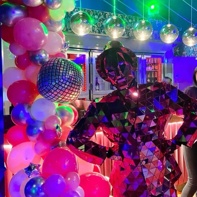 Everything sparkled at this party recently @beauforthousechelsea 
.
.
.
#balloondecor
#balloons
#londonballoons
#chelseavenue 
#loveballoons
#balloonart

Lovely to meet @zoemiles working for @the_vegas_show_girls