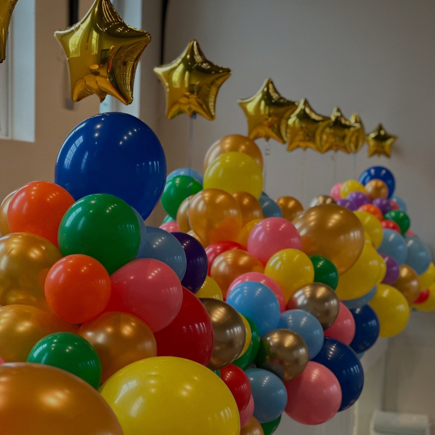 &ldquo;Circus theme with plenty of gold touches&rdquo; - that was the theme with @sharkyandgeorgeevents 
Fabulous party, as always.
..
..
..
#findingthefun