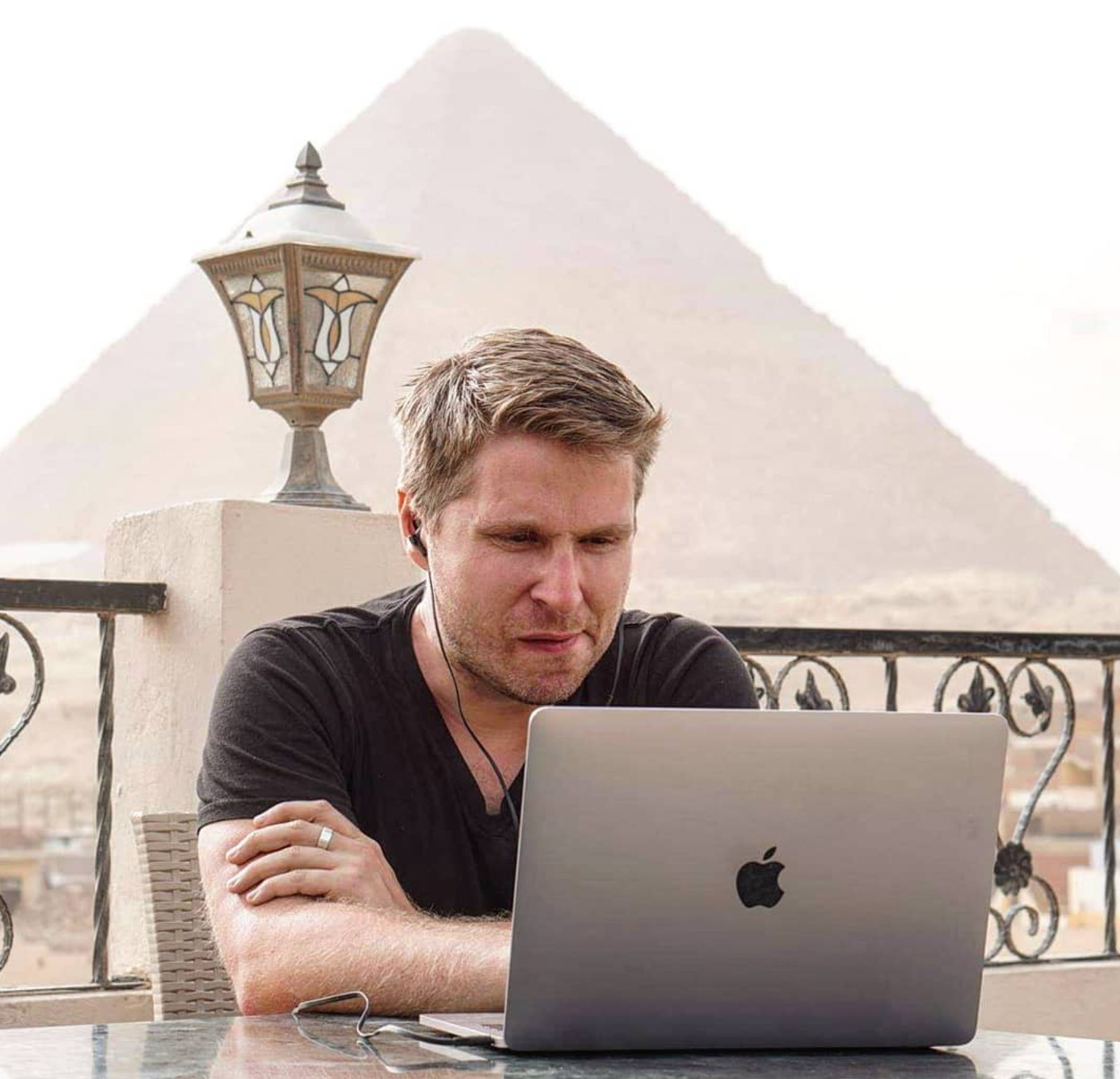 Here’s Liam hard at his remote work in Egypt, with the Giza Pyramid as his backdrop. Photo courtesy Liam Martin. Listen to his remote work tips on ep144 of the TalentGrow Show podcast with Halelly Azulay.
