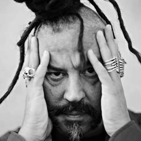 Francesco Caudullo, in arte Madaski , è compositore, autore e tastierista degli Africa Unite, di cui è fondatore insieme a Bunna.