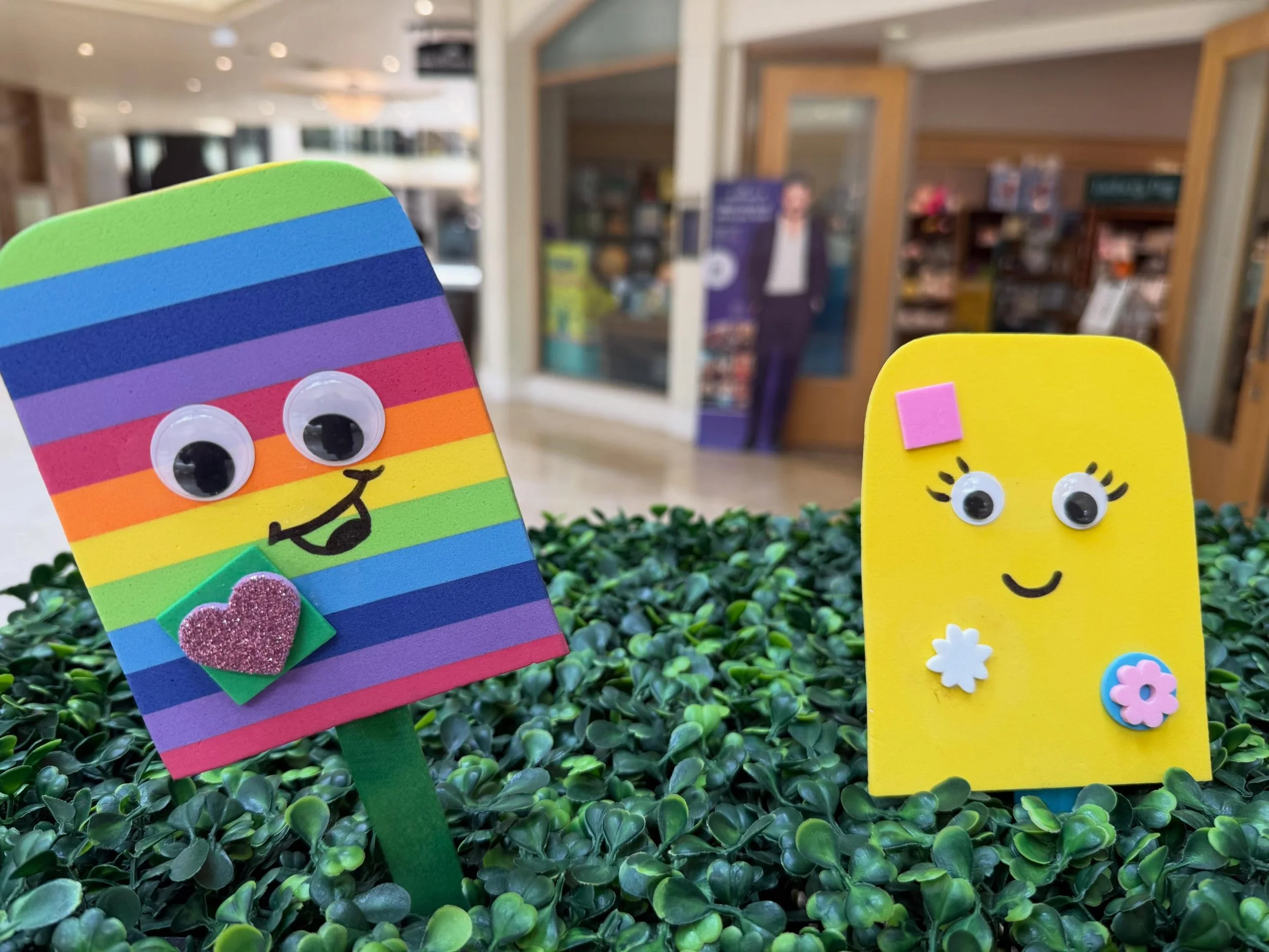 Having an amazing morning at Little Oaks! @shoptheoaks Check out our foam popsicle lesson in action, perfect for our youngest artists 🩷🎨