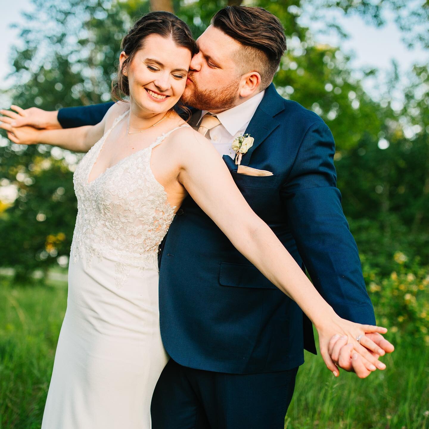 When I can&rsquo;t choose between joyfully sweet and classic romantic moments.🤷🏻&zwj;♀️🫶💕

&bull;
&bull;
&bull;
&bull;

#amymaephotos #minneapolismn #minnesotawedding #stpaulmnwedding #minnesotaweddingphotographer #minneapolisweddingphotographer 