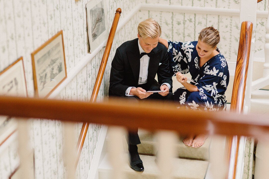 What's a better way to mentally prepare for the ceremony, than taking a couple of minutes to sit with your significant other and read a letter they wrote you? The look in the third photo says all there is to say about these two. 🌱