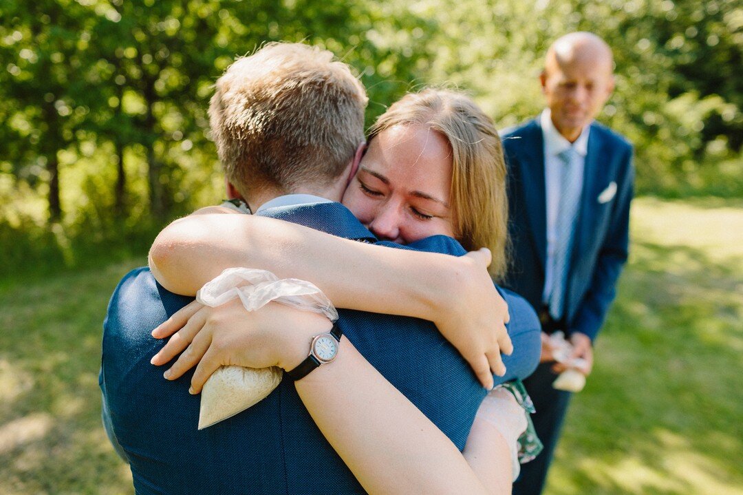 Getting married in the midst of a pandemic, like Meidi and Fredrik did, was difficult for various reasons. At least you were still allowed to hug your immediate family. ❤️