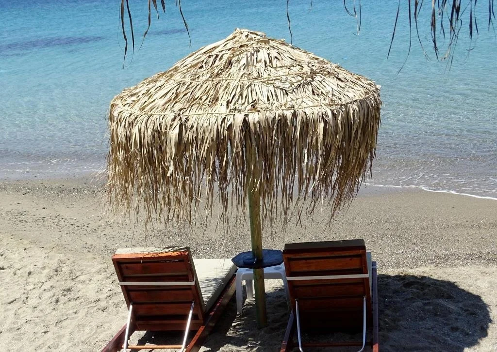 Φτάνουμε στο άλλο άκρο με την ενοικίαση παραλιών! Τιμές Χρυσάφι!