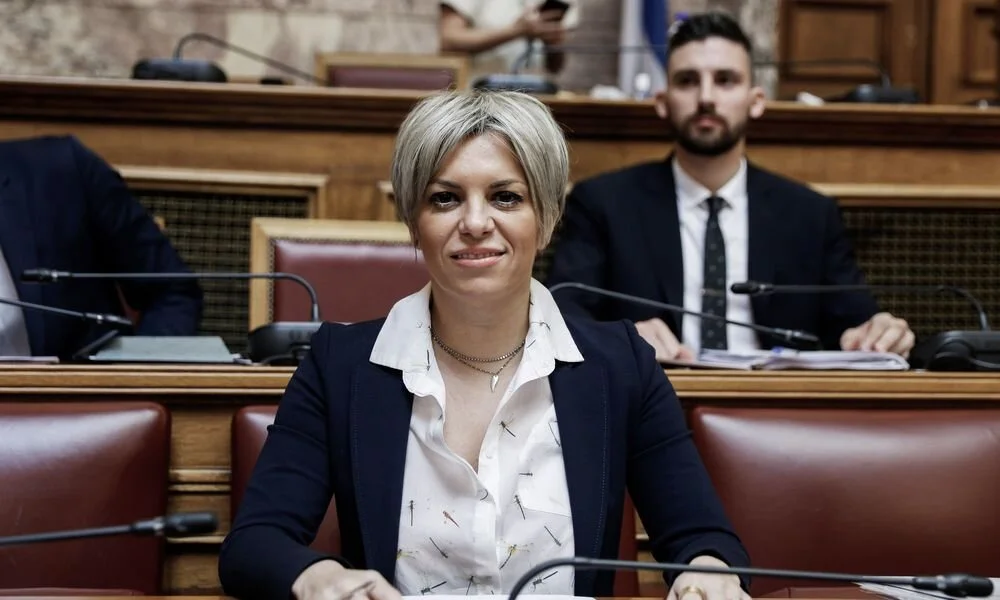 Παραίτηση ή αποπομπή της Σοφίας Νικολάου ζητά ο ΣΥΡΙΖΑ, για τις διακοπές της που χρέωσε το Δημόσιο...