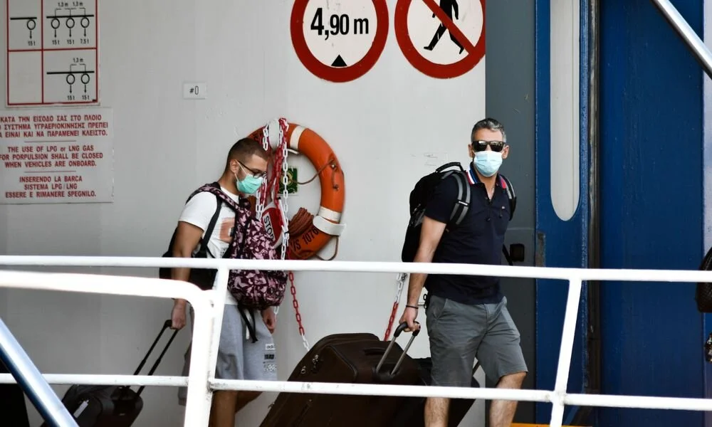 Επεκτείνεται η υποχρεωτική χρήση μάσκας και στα καταστρώματα των πλοίων