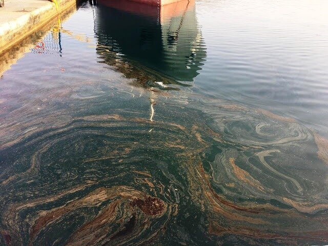 Στα ίχνη των πλοιάρχων που ρύπαναν τον κόλπο της Παροικιάς