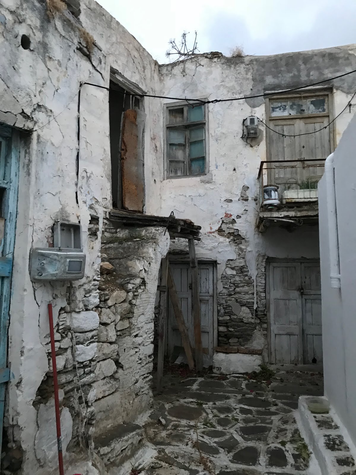 Ο σύλλογος παραδοσιακού οικισμού Παροικιάς για τα εγκαταλελειμμένα κτίρια