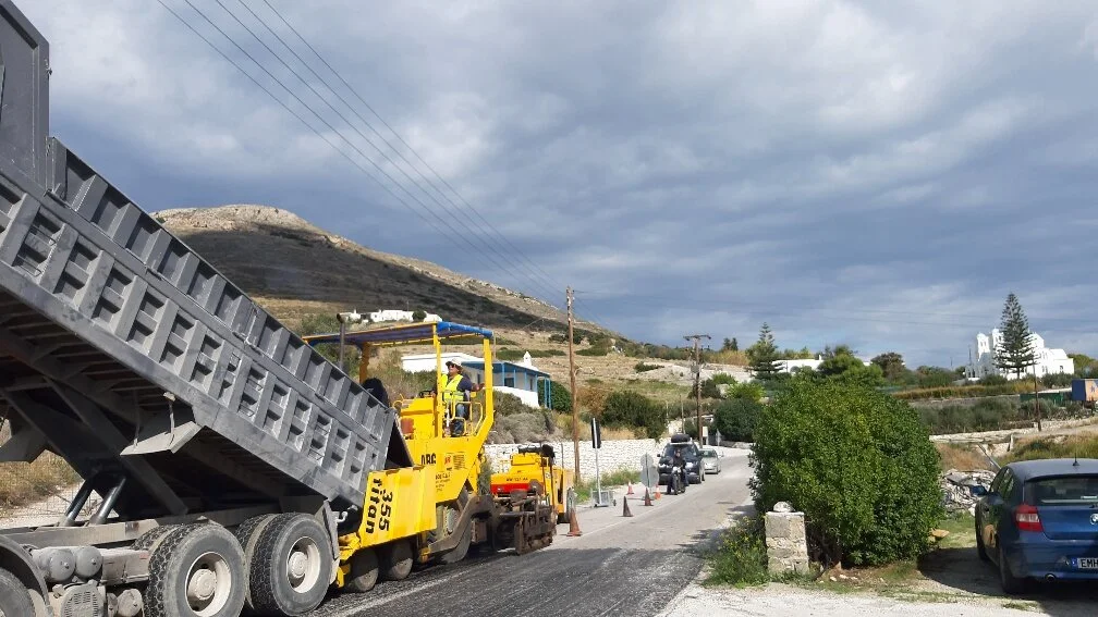 Εργασίες ασφαλτόστρωσης στο 1ο χλμ. Παροικιάς - Λευκών και στο 2ο χλμ. Παροικιάς - Νάουσας 