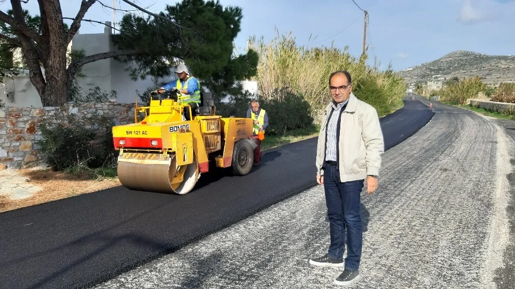 Εργασίες ασφαλτόστρωσης στον δρόμο που οδηγεί στην Πούντα της Πάρου, από την Περιφέρεια Νοτίου Αιγαίου