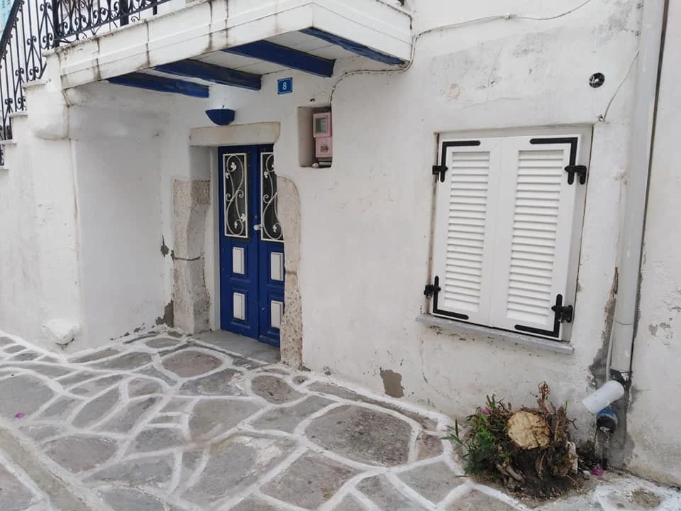 Μια ολόκληρη γειτονιά γνωρίζει και δε μιλάει για το κομμένο δένδρο στην Παροικιά