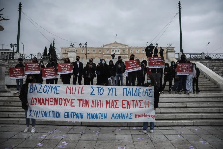 Με ευφάνταστο δρώμενο «τρόλαραν» την κυβερνητική πολιτική στην Παιδεία οι μαθητές
