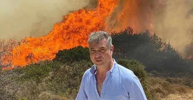 Σε εξέλιξη η φωτιά στον Αϊ Νικόλαο στην περιοχή του Κώστου