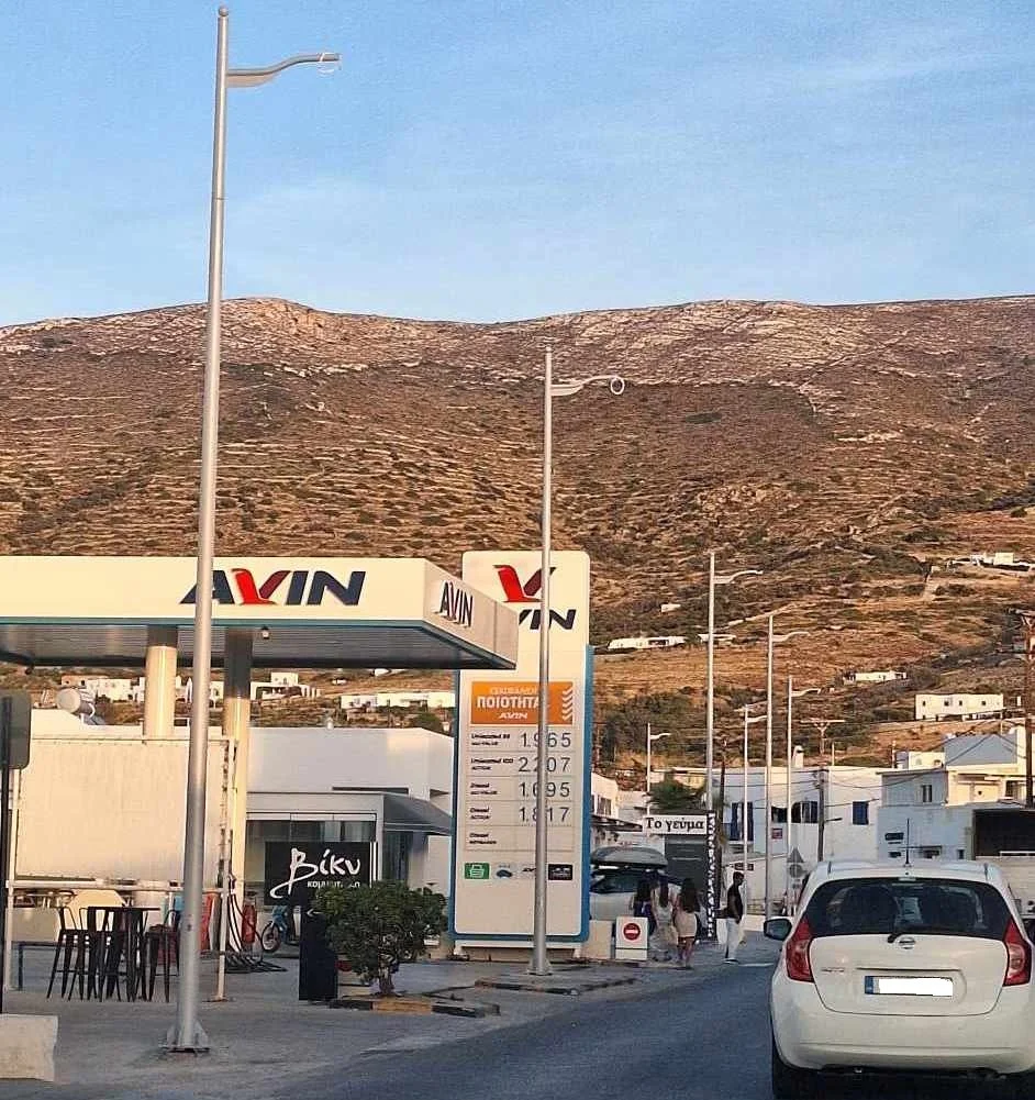 Μπήκαν οι πρώτες κολώνες φωτισμού στον περιφερειακό δρόμο Παροικιάς