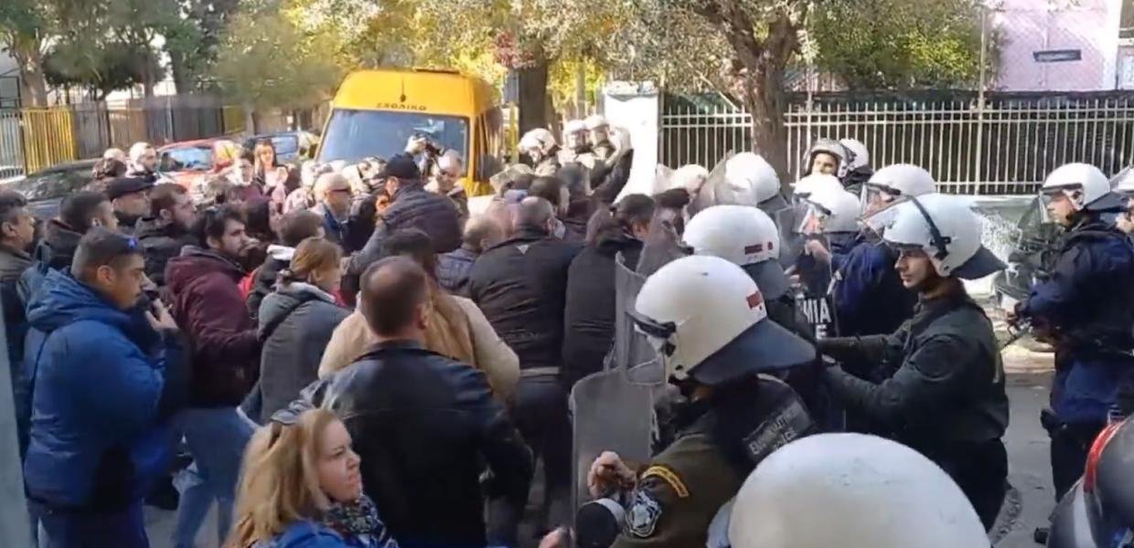 Τα ΜΑΤ χτύπησαν πολίτες που προσπαθούσαν να αποτρέψουν έξωση μογονεϊκής οικογένειας