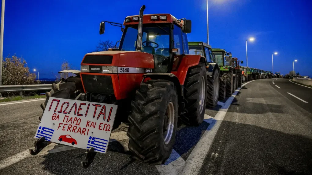 Ενισχύουν τα μπλόκα οι αγρότες, αψηφούν την κυβερνητική καταστολή