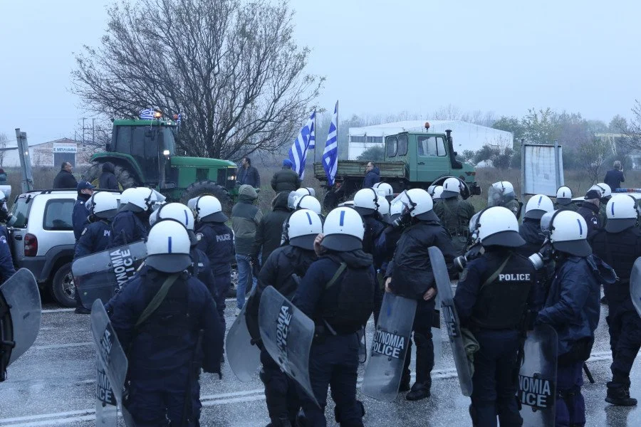 Αγρότες – κτηνοτρόφοι / Έσπασαν το αστυνομικό μπλόκο στον Προμαχώνα