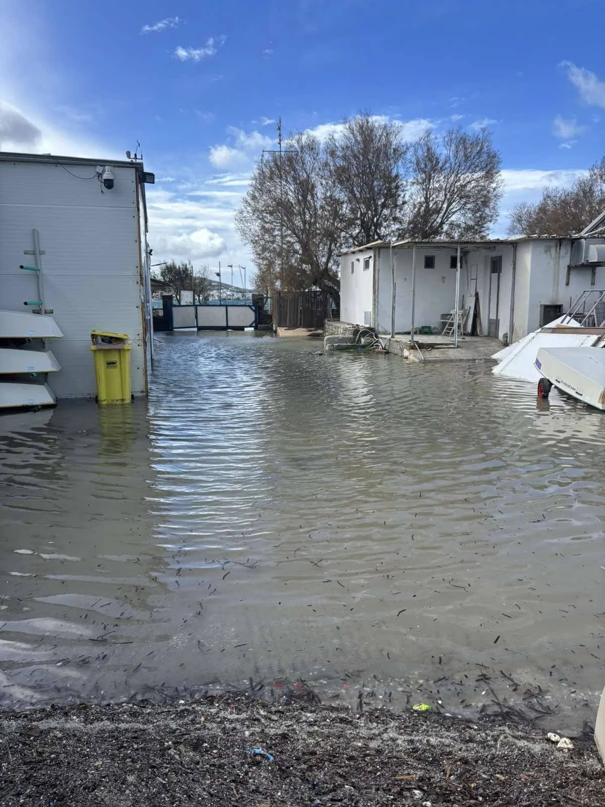 Πρόβλημα από τη βροχή στις εγκαταστάσεις του Ν.Ο. Πάρου