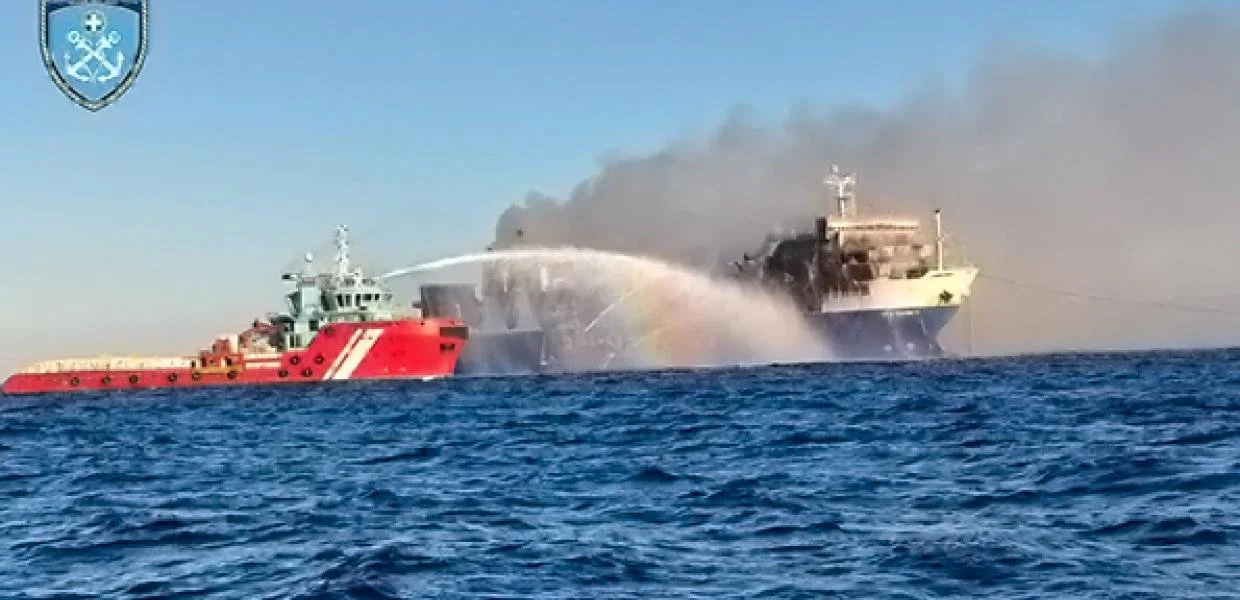 Blue Carrier 2 / Σε ύφεση η πυρκαγιά στο φορτηγό πλοίο - Συνεχίζεται η επιχείρηση κατάσβεσης και ψύξης
