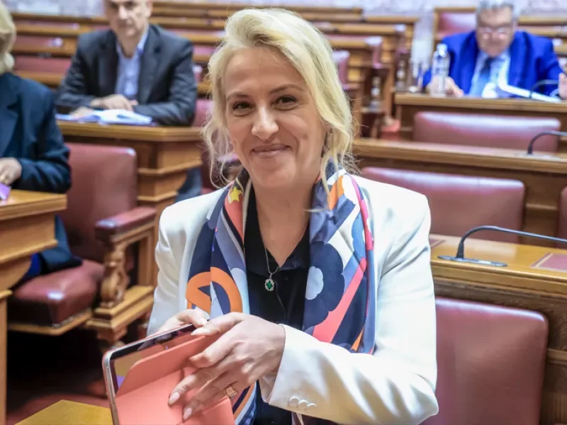 Ρένα Δούρου: «Να βάλουμε το “εμείς” πάνω από το “εγώ”»