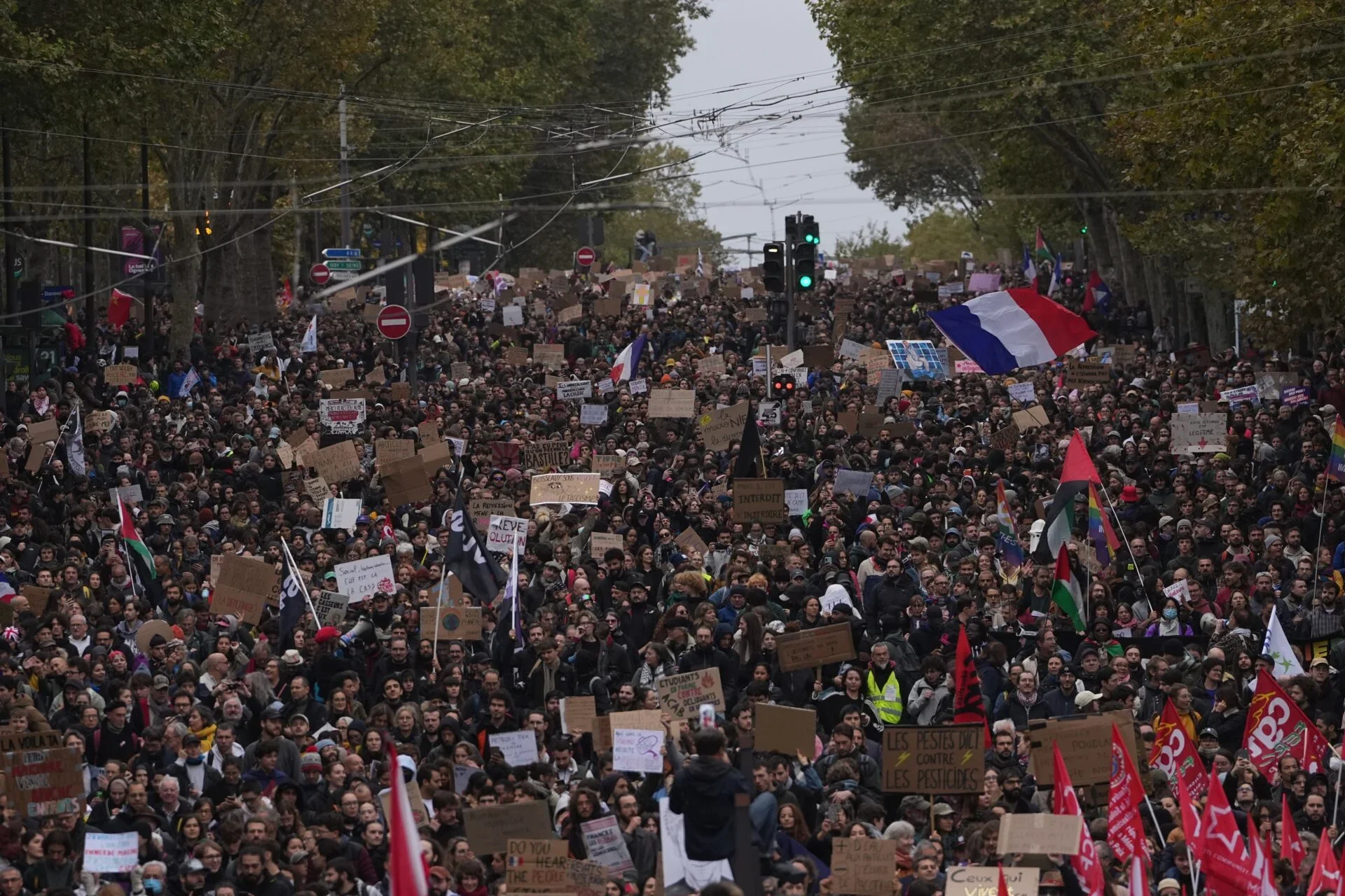 Ανθρώπινο ποτάμι οι διαδηλώσεις στη Γαλλία: Επεισόδια, δακρυγόνα και 1.000 συλλήψεις [εικόνες – βίντεο]