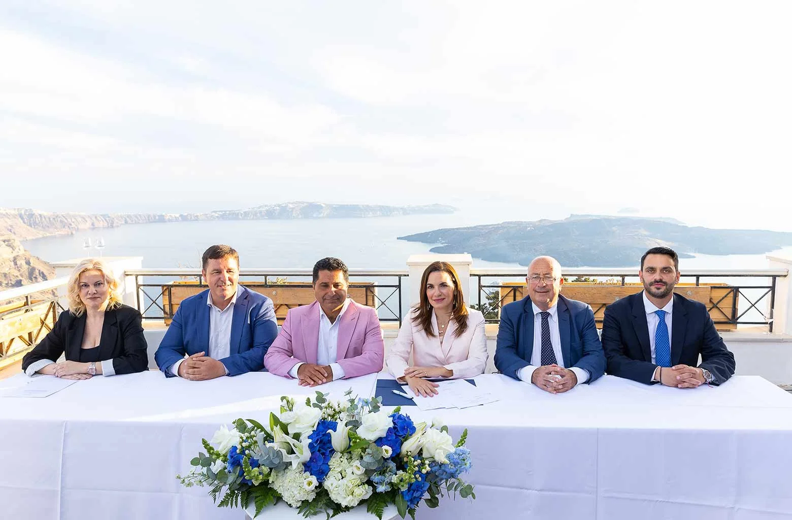 Η «καραμέλα» του υπερτουρισμού από τα κυβερνητικά "παπαγαλάκια" για να κρύψουν τις ανύπαρκτες υποδομές