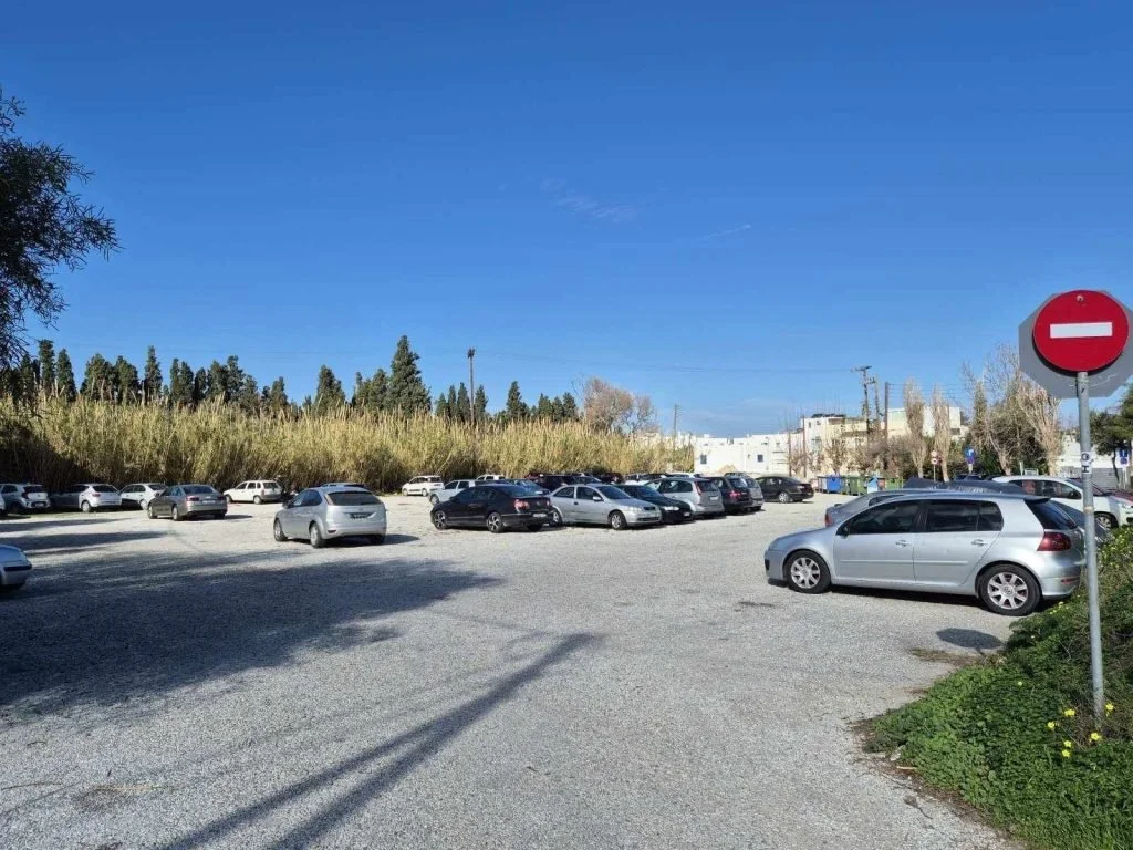 Νέα εποχή για τους υπαίθριους δημοτικούς χώρους στάθμευσης στην Παροικιά