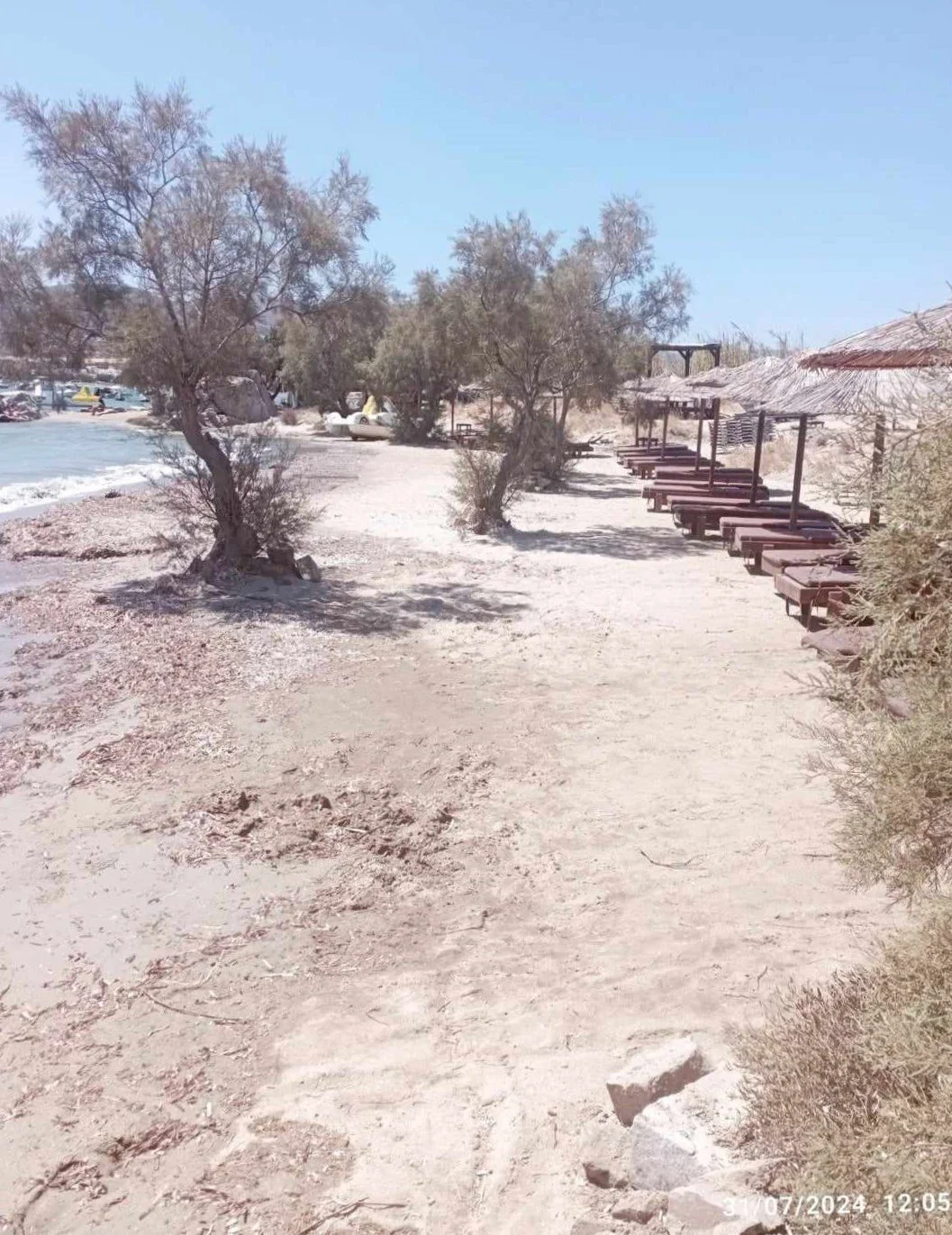 Απομάκρυνση ομπρελοκαθισμάτων από την παραλία Κολυμπήθρες