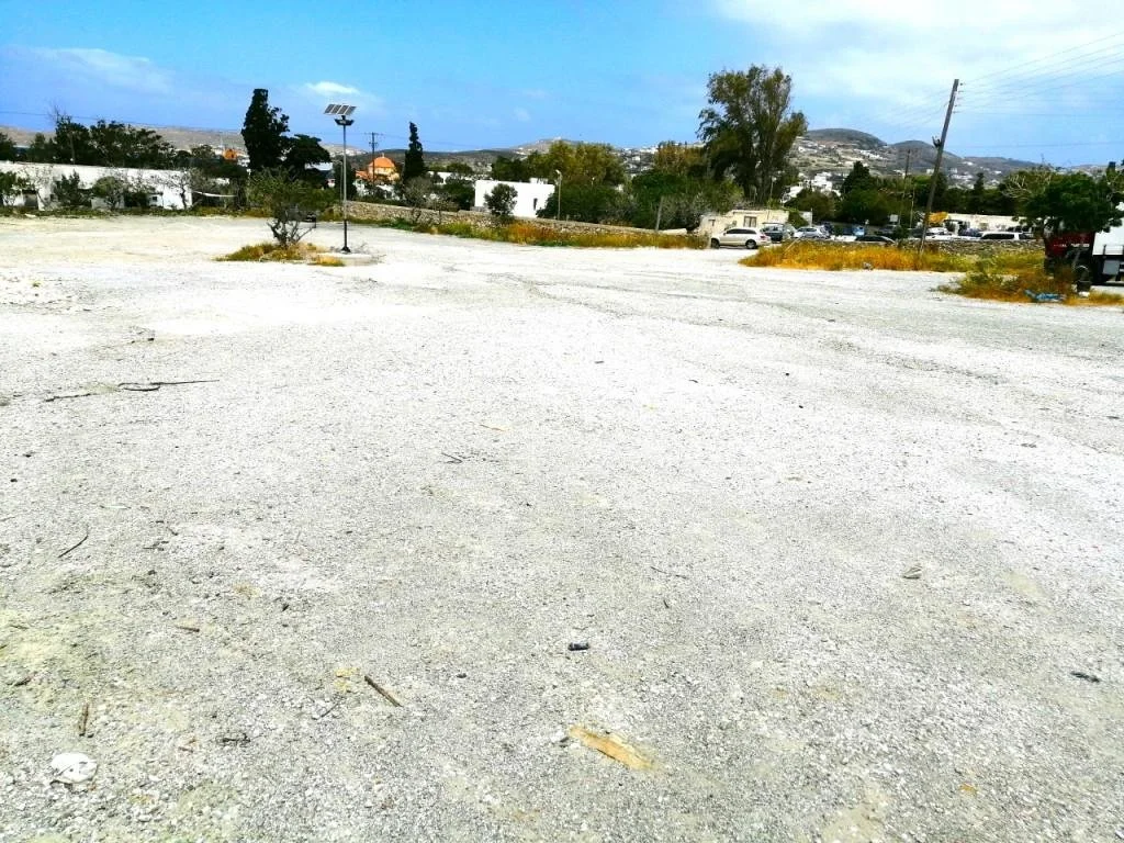 "Ανάσα" στην Παροικιά | Λειτουργεί φυλασσόμενο το πάρκινγκ στις Φιστικιές