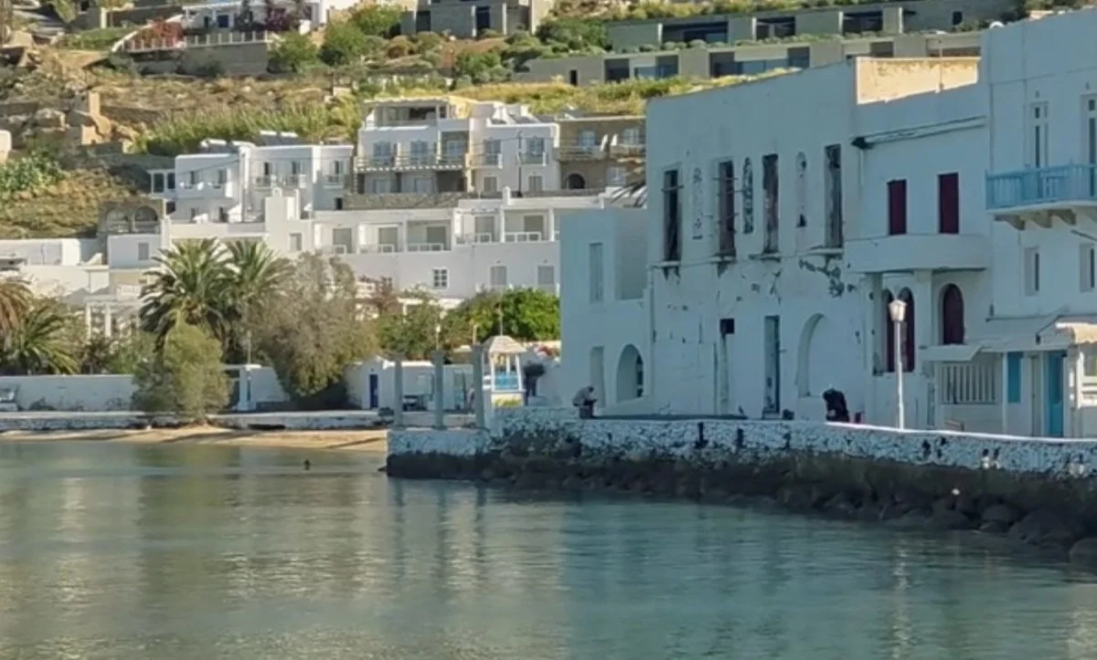 ΕΛΤΑ: «Χρυσό» ακίνητο ρημάζει στη Μύκονο – Πληρώνουν όμως 4.500 ενοίκιο για άλλο ακίνητο
