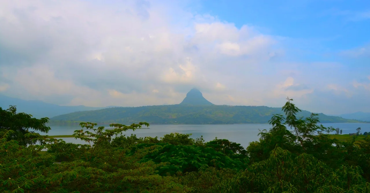 Pawna: Bungalow by the Lake