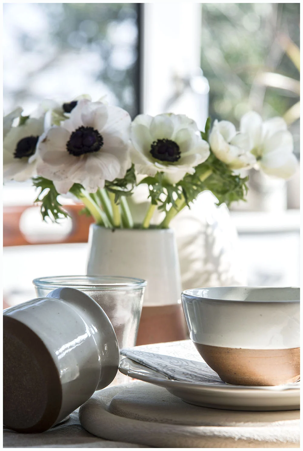  The two-tone jugs, bowls, mugs as well as the pink bowls, jug and decorative birds are a kind loan from Rigby and Mac .