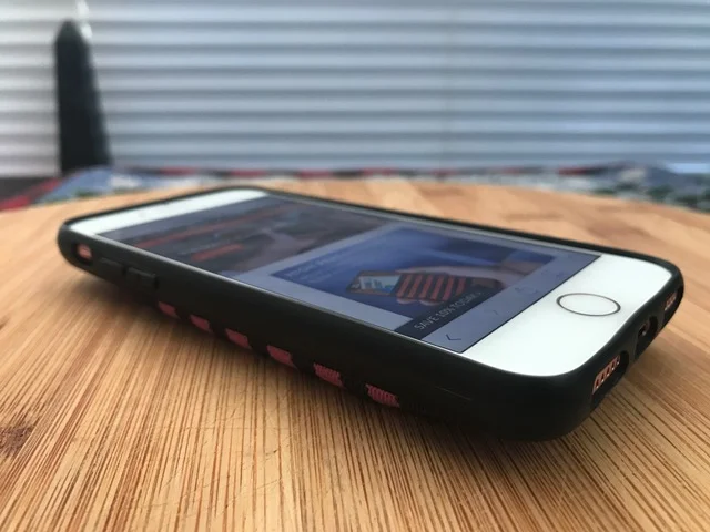 The jimmyCASE has a lip that sits above the screen to protect it from falls.