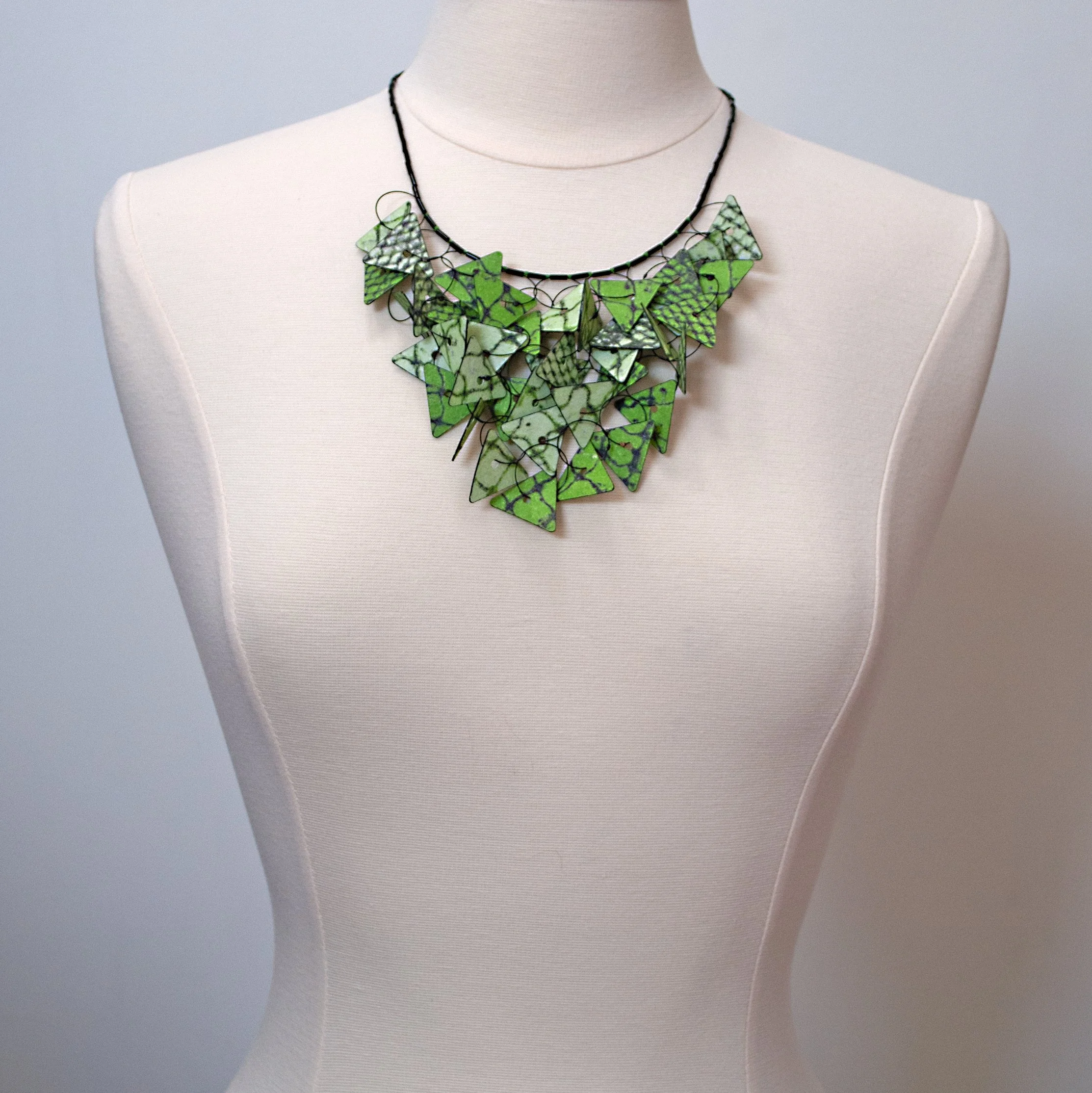 paper_printmakers_choker_green_triangels_maniken2.jpg