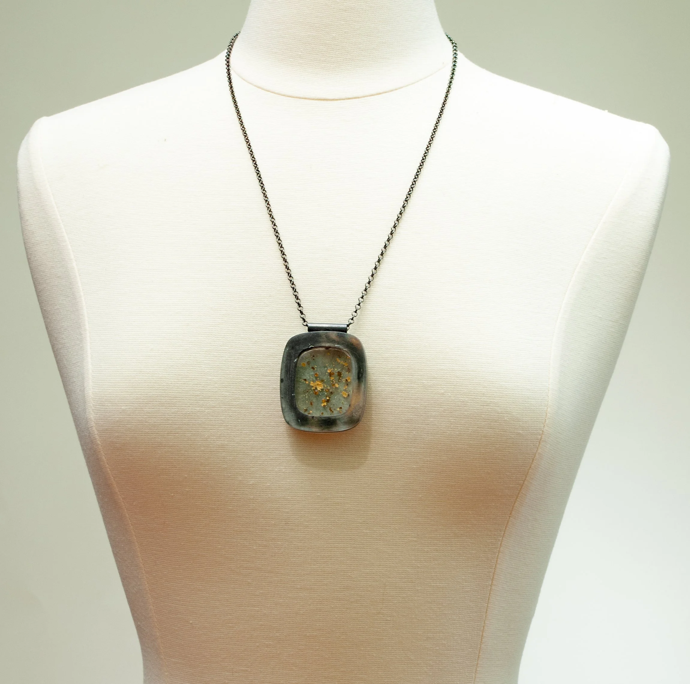 resin_frame_pendant_umber_manikin2.jpg